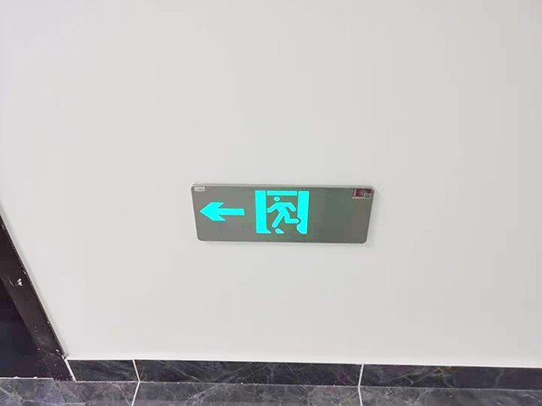 智能疏散照明系統(tǒng)是如何實現(xiàn)自動控制和調(diào)節(jié)的？